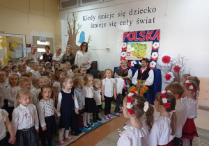 Wspólne odśpiewanie piosenki Jestem Polakiem.