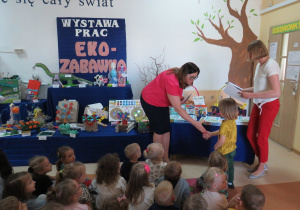 Pani Dyrektor wręcza nagrody