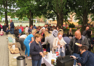 Kącik z ciastami i napojami.