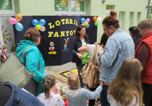 Stanowisko z loterią fantową.