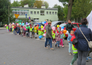 Dzieci przygotowują się do pochodu.
