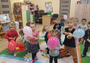 Zabawa z balonami w Krasnalach