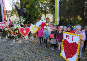 Motylki pod pomnikiem Jana Pawła II