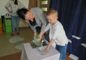 Czy niedźwiedziowi jest zimno... Po wykonaniu doświadczenia dzieci już wiedzą, że zimno nie jest straszne niedźwiedziowi polarnemu.