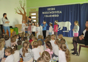 Dzieci dzielą się na zwierzęta bieguna północnego i południowego