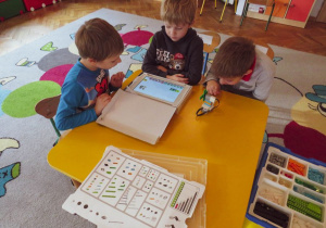 Chłopcy programują na tablecie wiatrak z klocków lego.