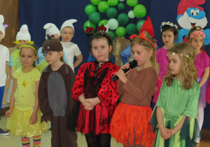 Dzieci z grupy Smerfów podczas występu
