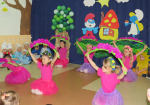Taniec kwiatów w wykonaniu dziewczynek z grupy Smerfów