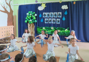 Dziewczynki ze Smerfów w trakcie tańca