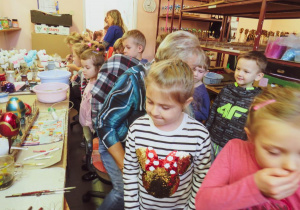 Dzieci zwiedzają dekoratornię bombek.
