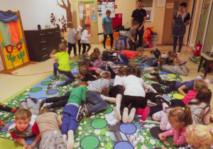 Dzieci grają w grę "Ekologiczny twister"