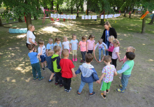 Biedronki w wyścigu hula-hop