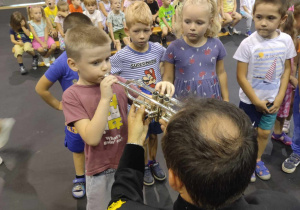 Przedszkolaki grają na instrumentach