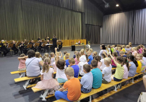 Przedszkolaki słuchają koncertu orkiestry KBW Bełchatów