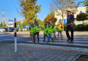 Dzieci z grupy Słoneczka ćwiczące właściwe przechodzenie przez ulicę