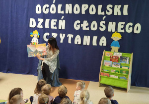 Pani bibliotekarka czyta dzieciom bajkę o przyjaźni