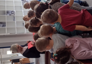 Dzieci słuchają o drodze listu od adresata do nadawcy