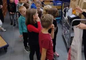 Dzieci słuchają o pracy na poczcie