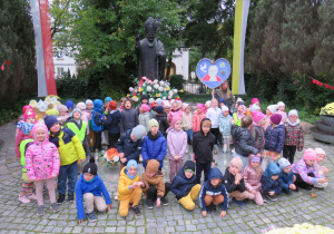 Smerfy Biedronki i Słoneczka pod pomnikiem Jana Pawła II
