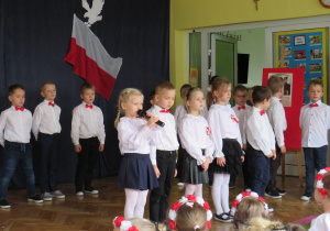 Dzieci recytują patriotyczne wiersze