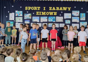 Inscenizacja na temat znaczenia sportu na co dzień w wykonaniu Słoneczek