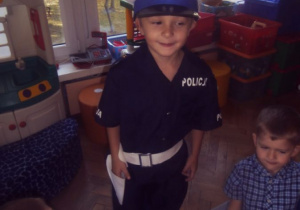Chłopiec w przebraniu policjanta.