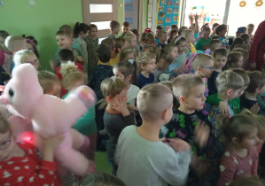 Przedszkolaki podczas tańca z pluszakami