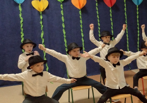 Chłopcy z Biedronek podczas tańca