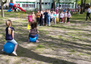 Słoneczka w sportowym wyścigu na piłkach