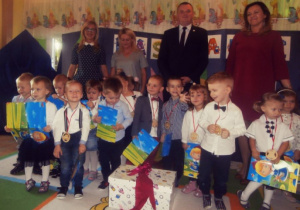 Dzieci z grupy Krasnale z wiceprezydentem, panią dyrektor oraz z wychowawczyniami.