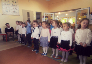 Dzieci z grupy Misie recytują wiersze.