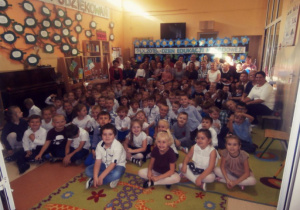 Dzieci oraz pracownicy przedszkola .