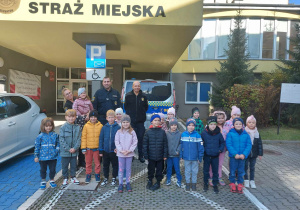 Słoneczka przed budynkiem straży miejskiej