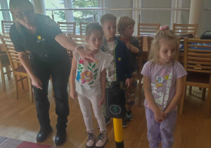Smerfy dobrze znają zasady przechodzenia na drugą stronę