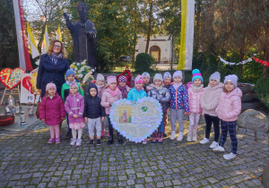 Grupa Smerfów z Panią Dyrektor