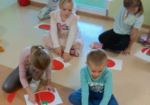 Słoneczka układają warzywne puzzle