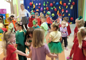 Tańce na balu owocowo-warzywnym