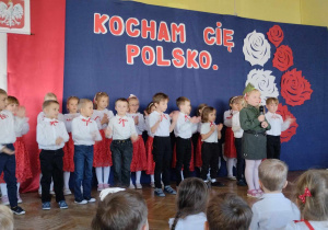 Dziewczynka ze Słoneczek wykonała pieśń żołnierską