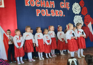 Słoneczka wykonują patriotyczne piosenki