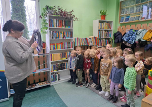 Miesie witają się z pracownikami Biblioteki Pedagogicznej w Bełchatowie