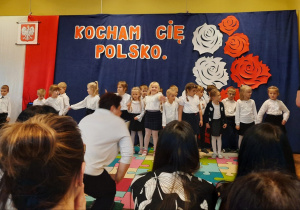 Występ patriotyczny dla rodziców w ramach zajęć otwartych