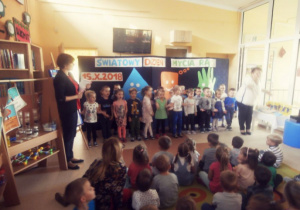 Dzieci z grupy Misie śpiewają piosenkę.