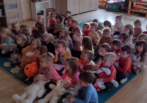 Przedszkolaki na seansie bajkowym o pluszowym misiu