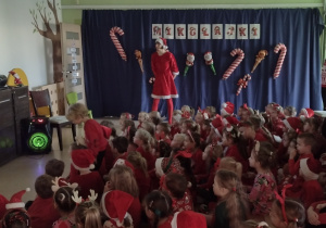 Przedszkolaki oglądają film o mikołajkowych ciekawostkach
