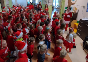 Wspólne odśpiewanie piosenki "Mikołaj jest razem z nami"