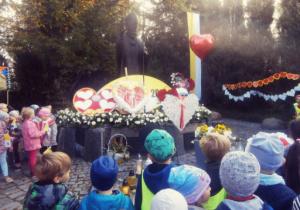 Pomnik Jana Pawła II z serduszkami od przedszkolaków.