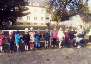 Dzieci z grupy Misie w zagrodzie zwierząt na terenie Parafii pw. Narodzenia Najświętszej Maryi Panny w Bełchatowie