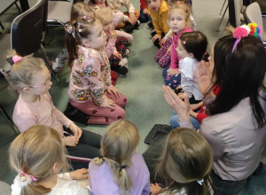 Wycieczka Smerfów do Biblioteki Pedagogicznej w Bełchatowie