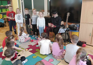 Biedronki śpiewają utwory z okazji Dnia Babci i Dziadka