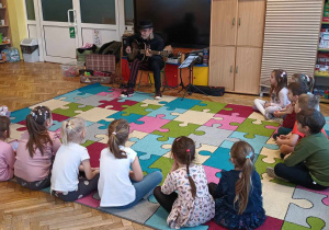 Smerfy słuchają gry na gitarze